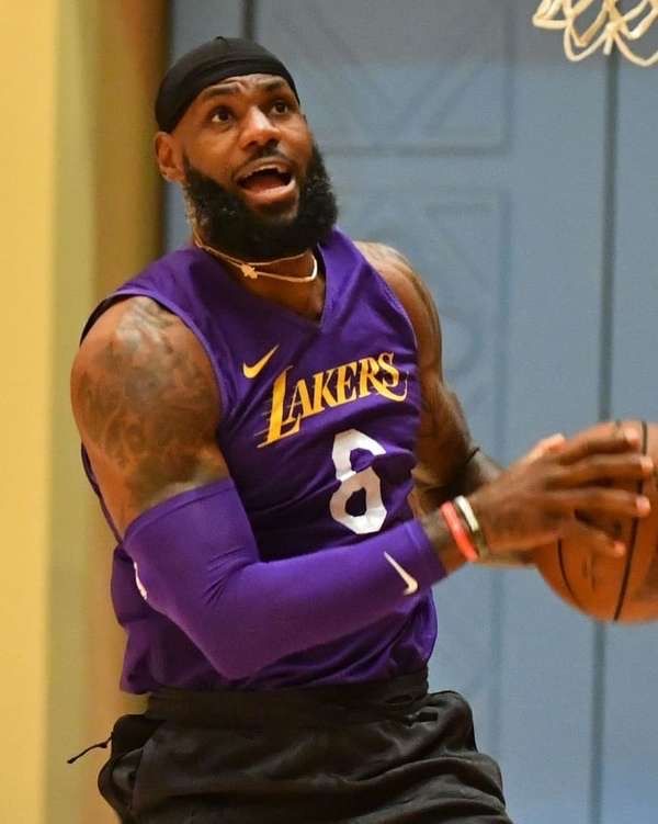 比赛局势复杂引发热议！，浓眉哥在曼联比赛中出色发挥引发球迷热议的简单介绍