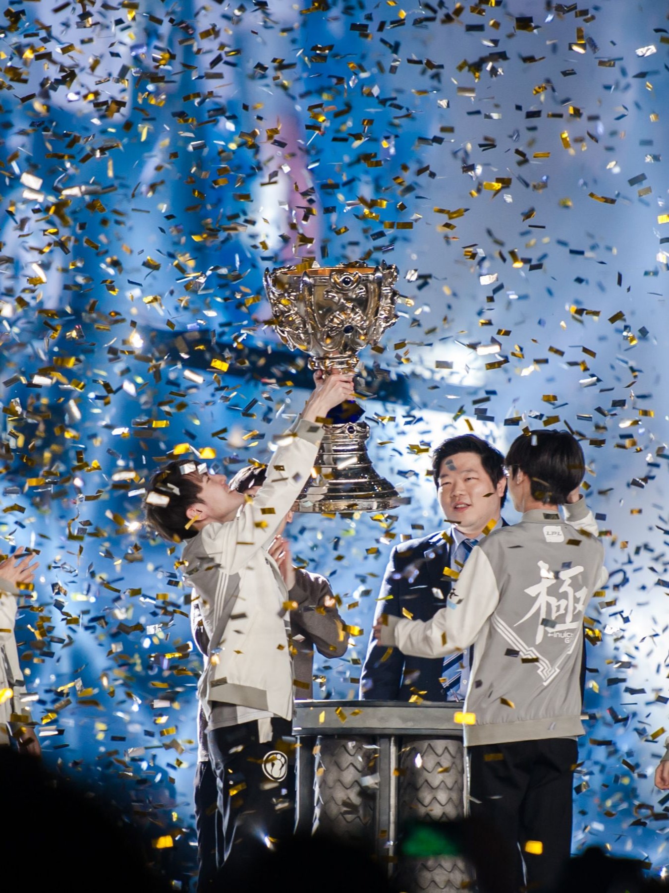 九游-关于Rookie回归赛场，赛况扑朔迷离首场状态亮眼，FPX观众沸腾！的信息