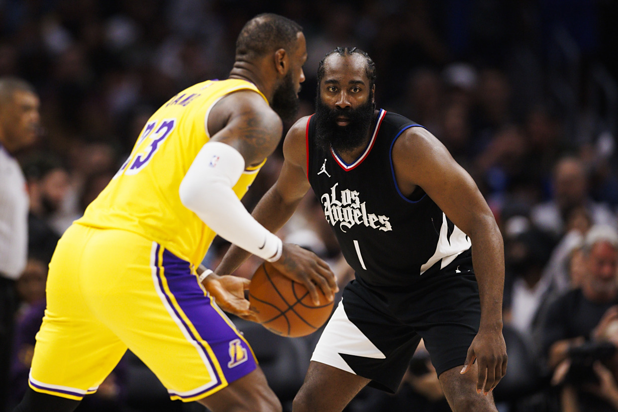 九游-包含詹姆斯迎来十二赛季出色发挥，快船观众热烈欢呼！赛场气氛高涨的词条