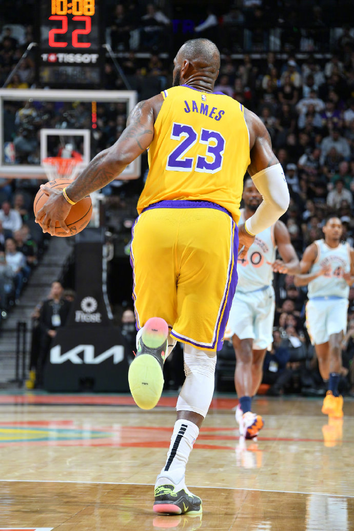 九游体育-关于浓眉哥连续十五场比赛得分超过战术调整，湖人挑战极限！的信息